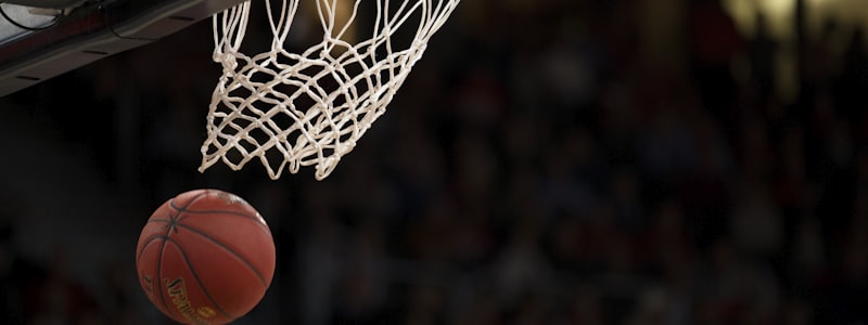 篮球运动员在户外球场激烈对抗，展现力量与技巧的瞬间