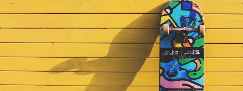 年轻人在城市街头进行滑板运动的场景，充满活力与动感