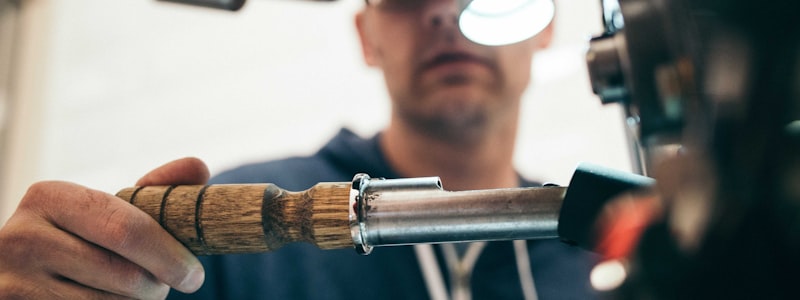 一群跑步爱好者在夜晚的城市道路上进行集体夜跑活动