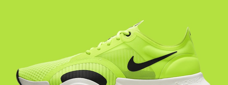 荧光绿专业跑鞋，搭载减震科技，适合夜跑与日常训练